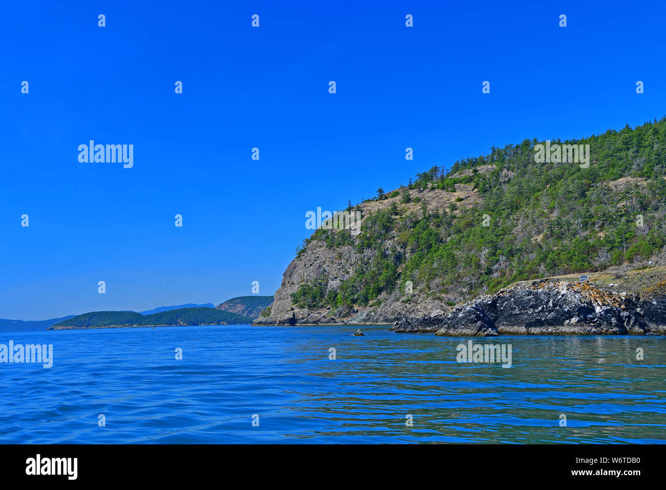 Ausblick auf die Küste und Gewässer von Deception Pass im Staat Washington, USA Stockfoto