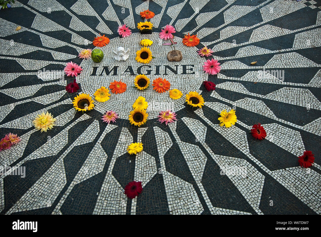 Blumen helfen ein friedenszeichen in der Vorstellen, Mosaik, Strawberry Fields in New York Central Park, ein Denkmal für Musiker John Lennon. Stockfoto