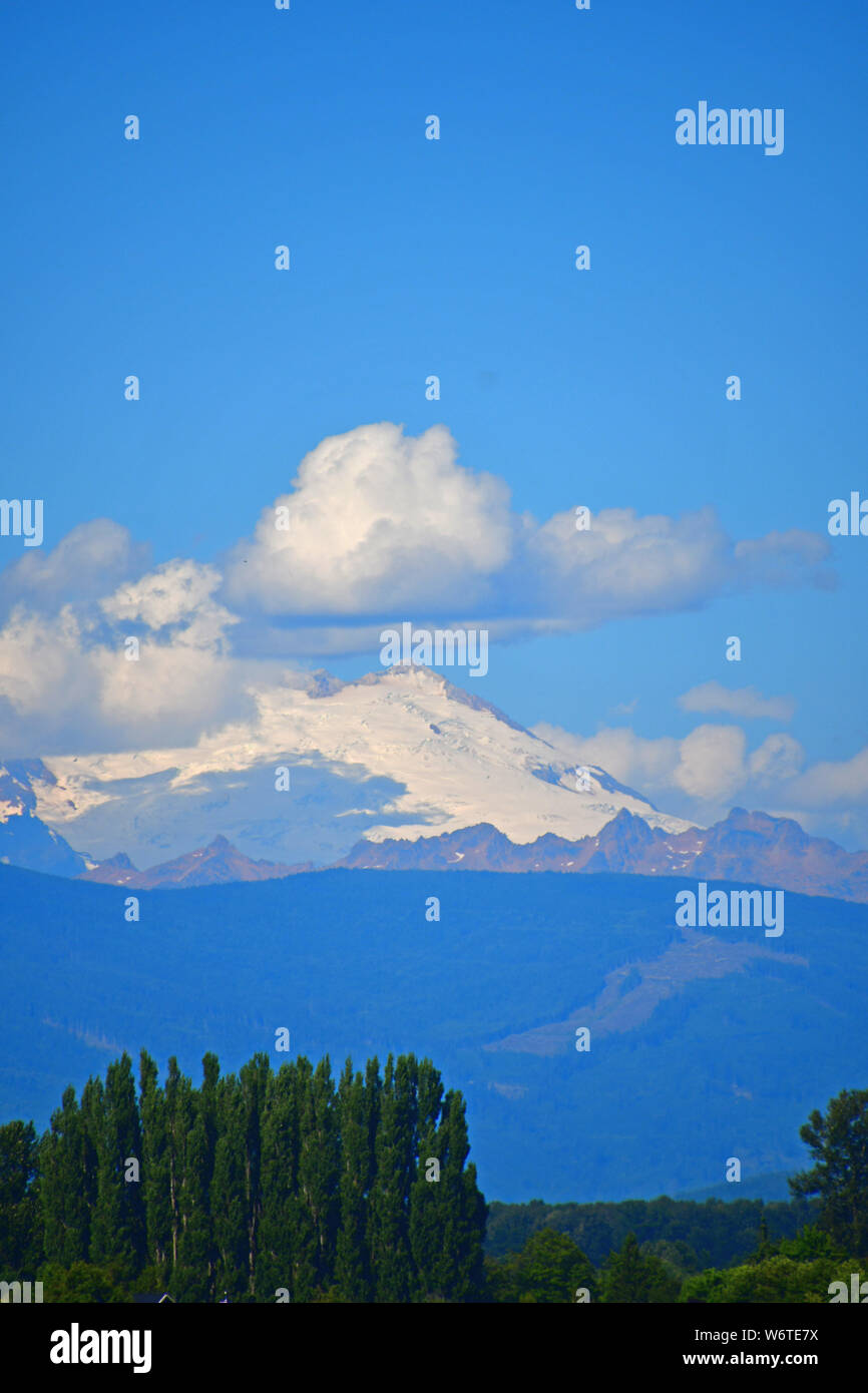 Blick auf den Mount Baker als von La Conner, Washington im Skagit Valley gesehen Stockfoto