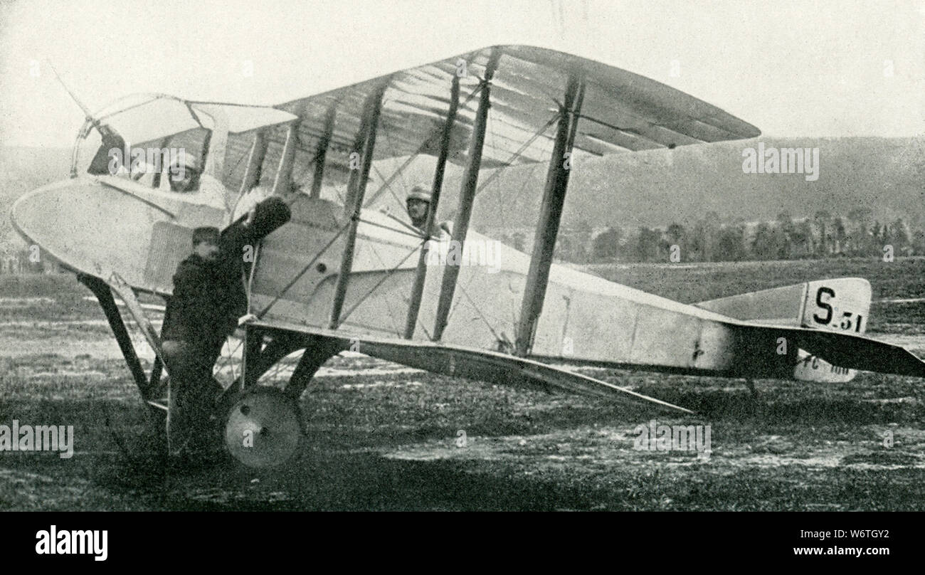 Dieses Foto stammt aus den frühen 1920er Jahren. Die Bildunterschrift lautet: Das letzte Wort im Kampf gegen die Flugzeuge. Diese neue Art der SPAD-Maschine zeigt die Propeller zwischen dem Beobachter und der Pilot montiert, so dass der Betrachter einen klaren Bereich im Kampf statt der alten Aufnahmen durch den Propeller. Stockfoto