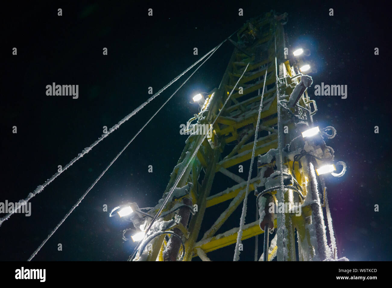 Unterstützt offshore drilling Rig in der Werft für die Wartung. Die Durchführung der Instandsetzung eines Öls. Ausstattung der Ölfelder. Stockfoto