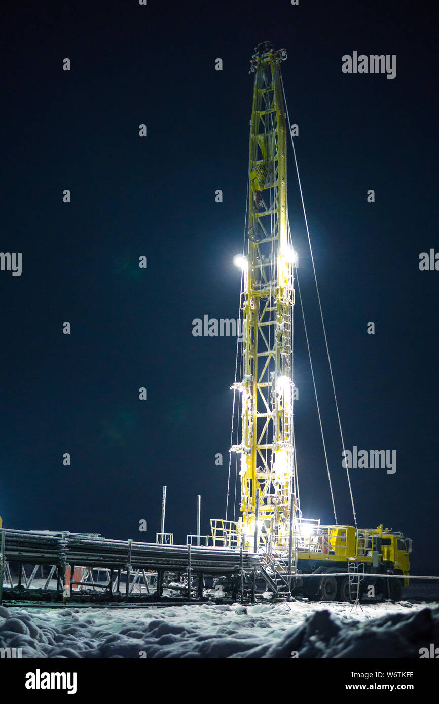 Unterstützt offshore drilling Rig in der Werft für die Wartung. Die Durchführung der Instandsetzung eines Öls. Ausstattung der Ölfelder. Stockfoto