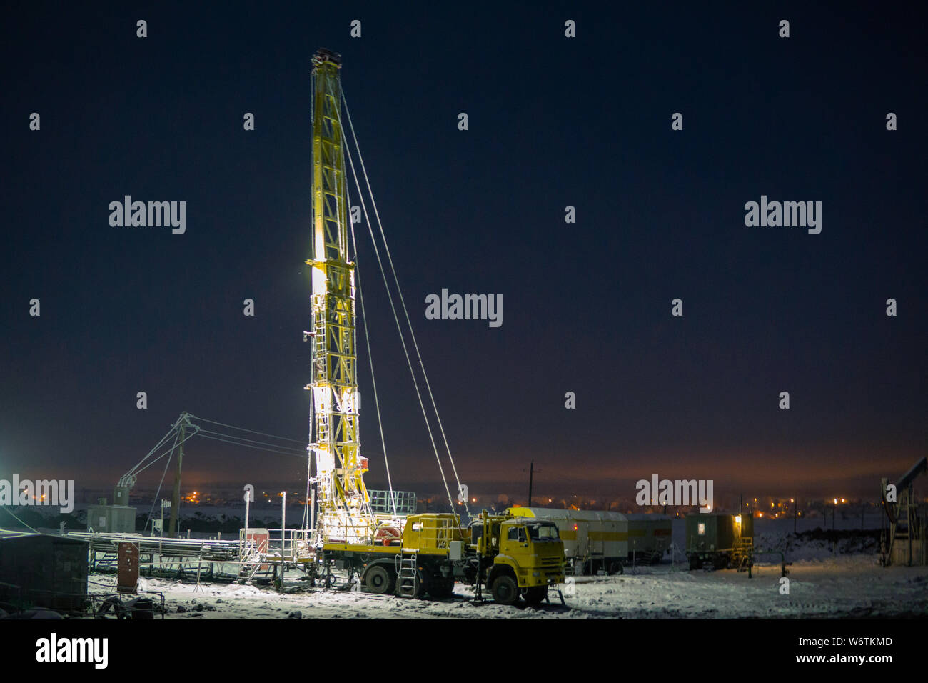 Unterstützt offshore drilling Rig in der Werft für die Wartung. Die Durchführung der Instandsetzung eines Öls. Ausstattung der Ölfelder. Stockfoto