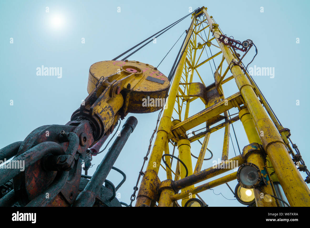 Unterstützt offshore drilling Rig in der Werft für die Wartung. Die Durchführung der Instandsetzung eines Öls. Ausstattung der Ölfelder. Stockfoto