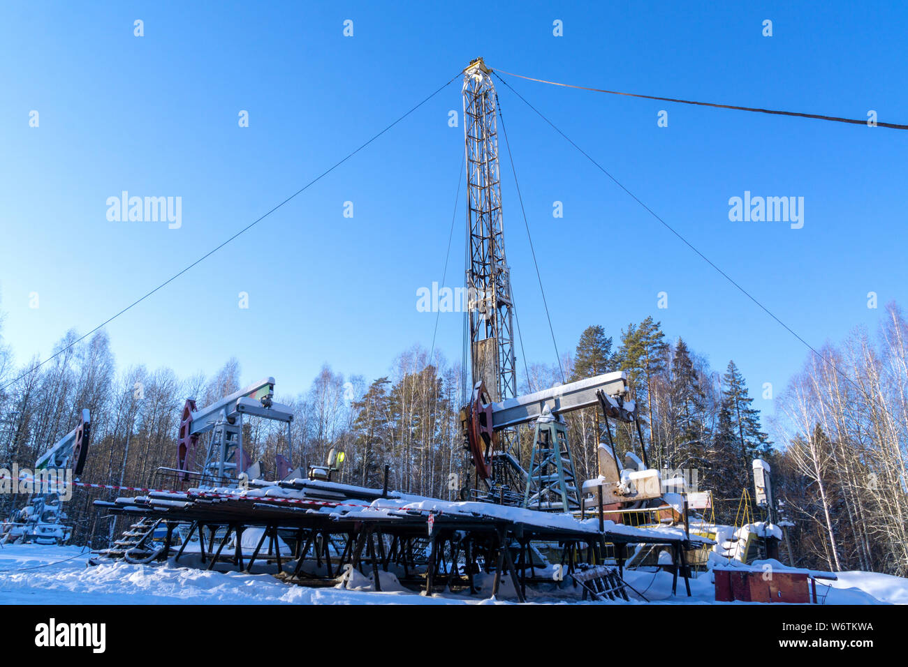 Unterstützt offshore drilling Rig in der Werft für die Wartung. Die Durchführung der Instandsetzung eines Öls. Ausstattung der Ölfelder. Stockfoto