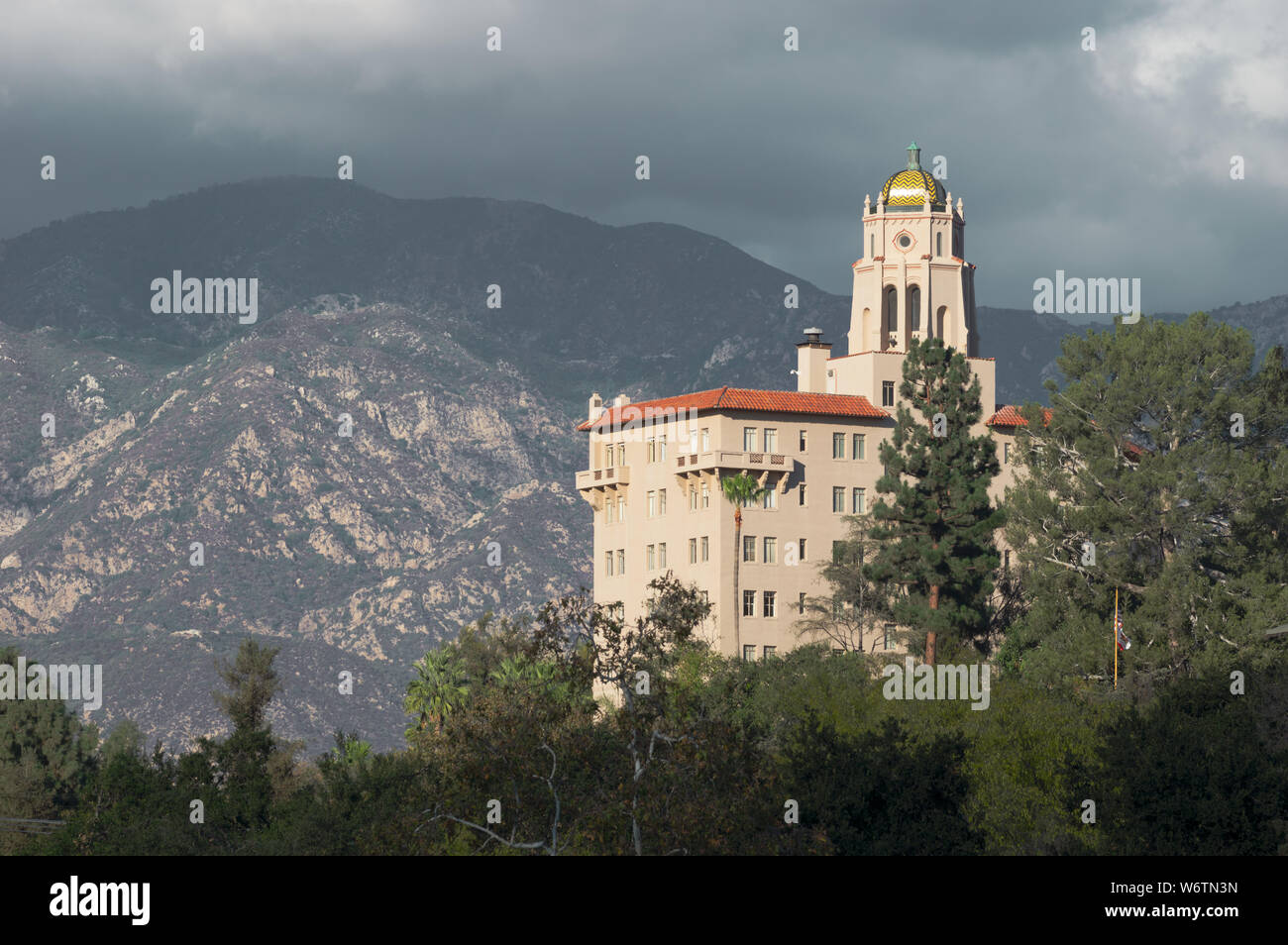 Bild des Richard H. Kammern Gerichtsgebäude in Pasadena einschließlich der San Gabriel Mountains im Hintergrund. Stockfoto