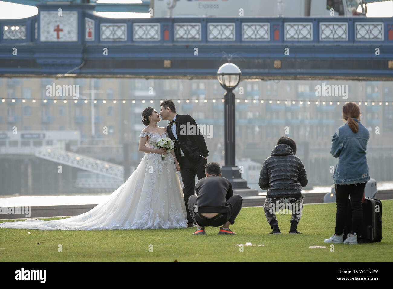 London, Großbritannien. 2. August 2019. Am frühen Morgen asiatische Hochzeit Fotografie in der Nähe der Tower Bridge. Credit: Guy Corbishley/Alamy leben Nachrichten Stockfoto