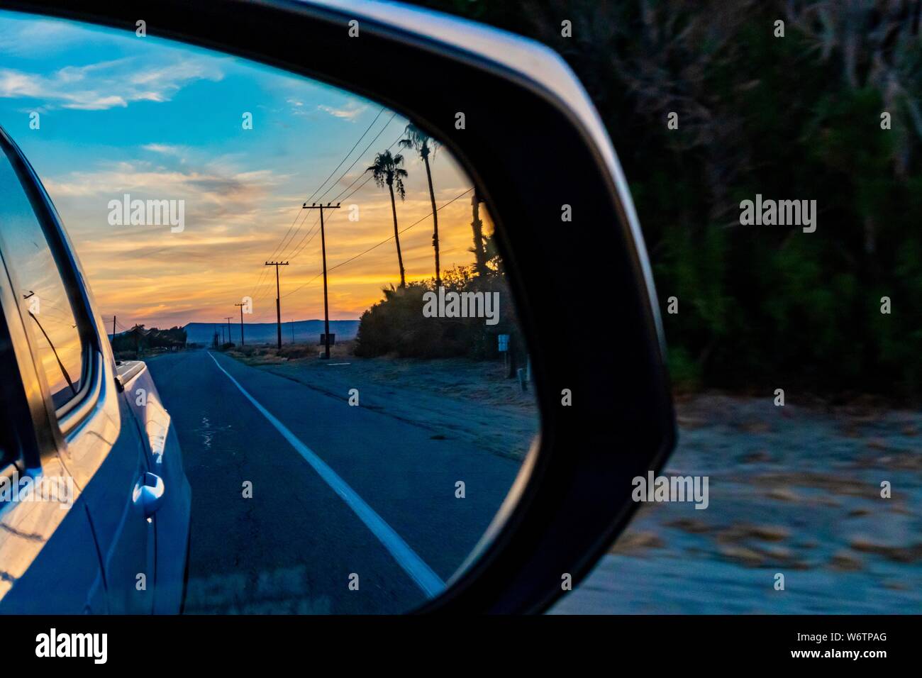 Wüste Sonnenaufgang in einem Rückspiegel Stockfoto