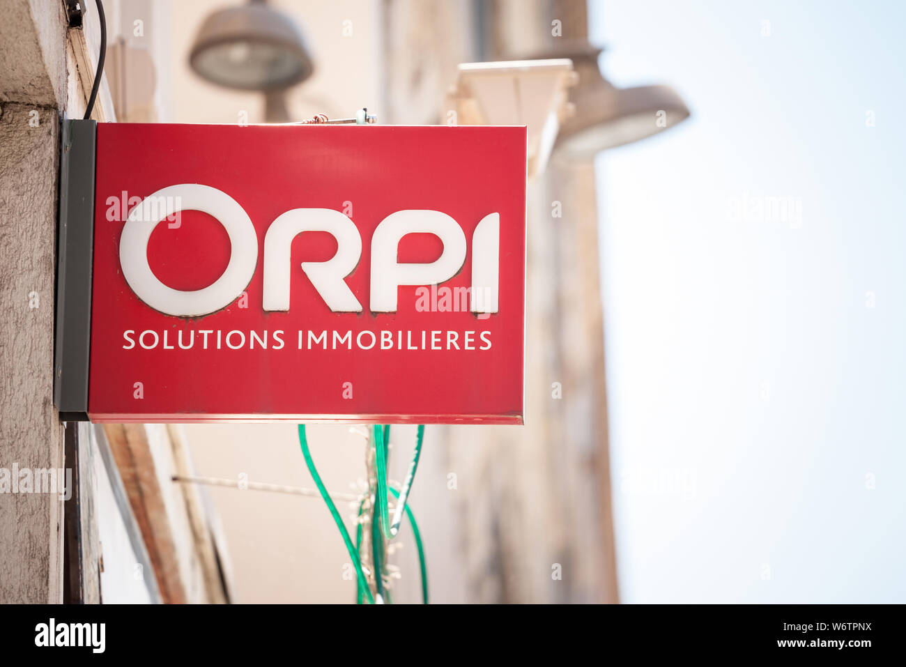 LYON, Frankreich - 14. JULI 2019: Logo von Orpi vor ihrem Immobilienmakler in Lyon. Orpi ist ein kooperatives Netzwerk Kette der Immobilienmakler spr Stockfoto