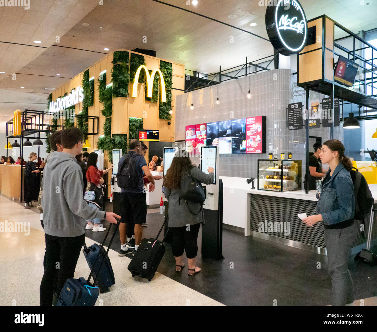 Die Reisenden in Kauf einer Mahlzeit von einem McDonald's McCafé im Brisbane Flughafen International Terminal, Queensland, Queensland, Australien Stockfoto