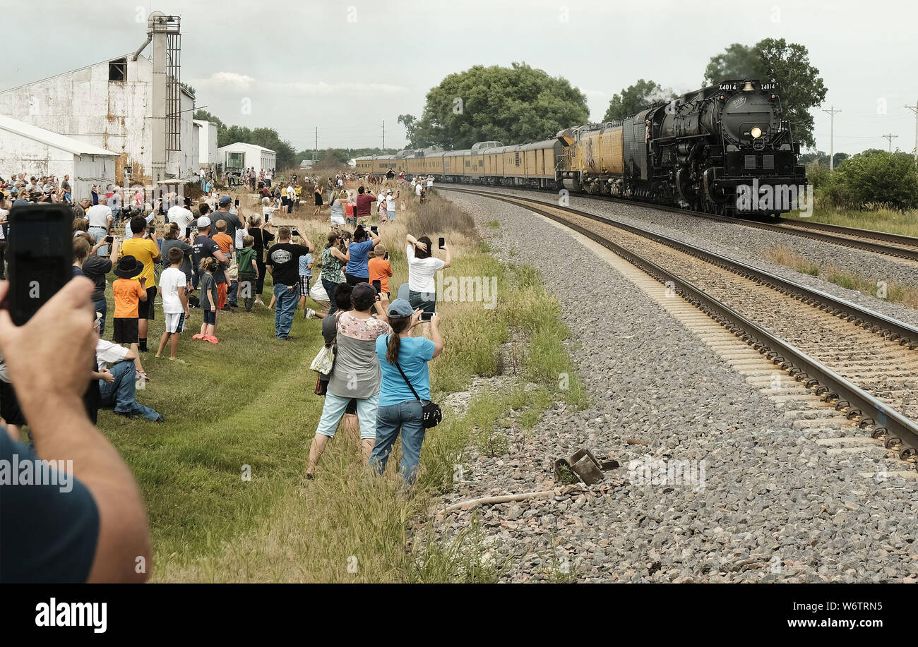 Woodbine, Iowa, USA. 2 Aug, 2019. Zuschauer und Zug Enthusiasten sammeln aus der Nähe zu sehen, in Woodbine, Iowa von Dampf der Union Pacific Lok Nr.4014, Big Boy, Köpfe zurück nach Westen auf seiner Bahn Freitag, 2. August 2019. Der Motor gestoppt für Zuschauer für ungefähr 45 Minuten, wie es seine Reise nach Hause zu Cheyenne, WY weiterhin nach Verlassen der Illinois Juli 8. Big Boy hat zwei Jahre für eine komplette Restaurierung und ist eine der wenigen restaurierten Dampfmaschinen wie Teil einer Union Pacific Heritage Lokomotive Flotte. Credit: ZUMA Press, Inc./Alamy leben Nachrichten Stockfoto