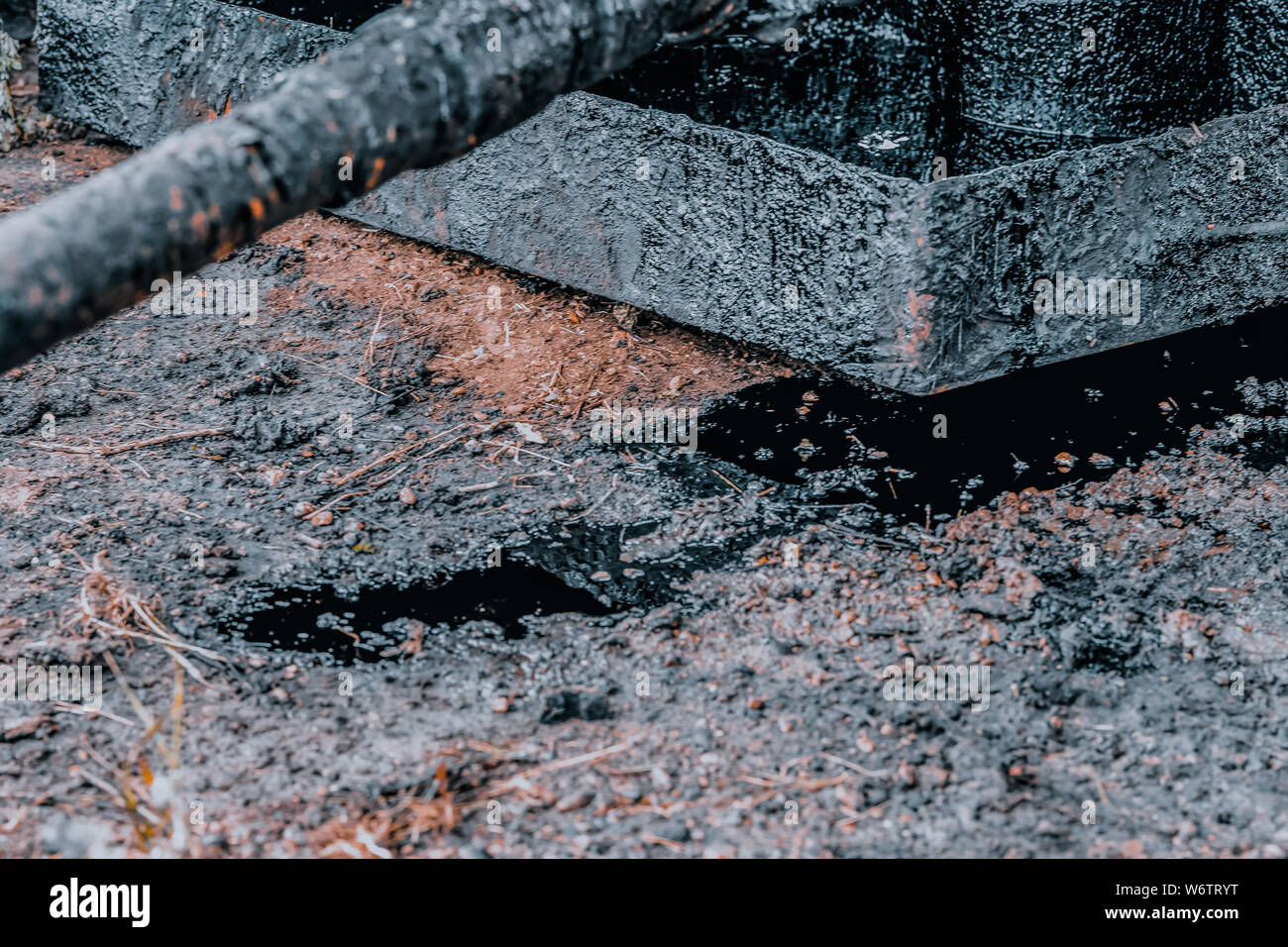 Schmutziges Öl auf den Boden verschüttet wird. Verschmutzung durch Öl. Stockfoto