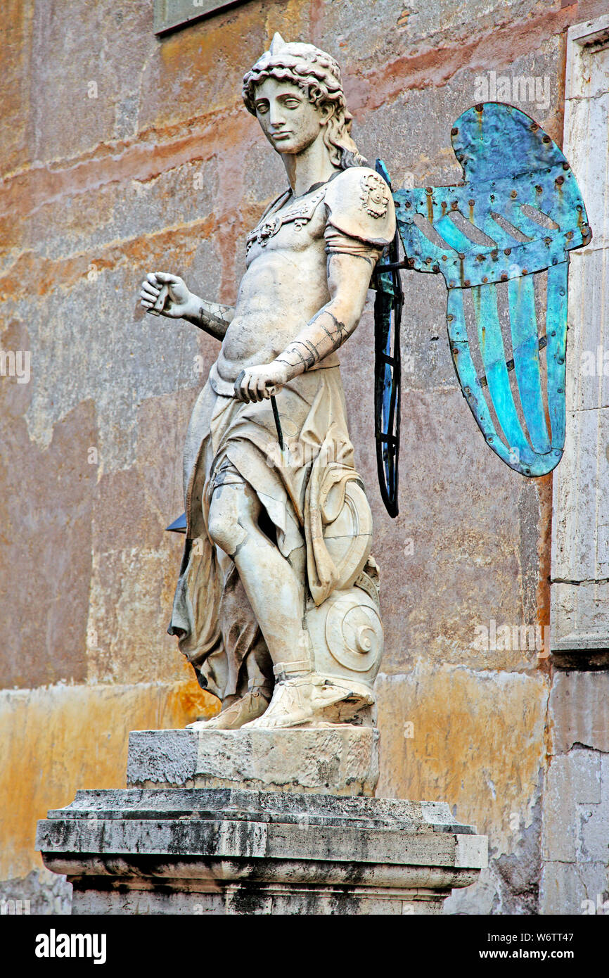 Statue 'Arcangelo Michele"im Hof des Castel Sant'Angelo im Vatikan Stockfoto