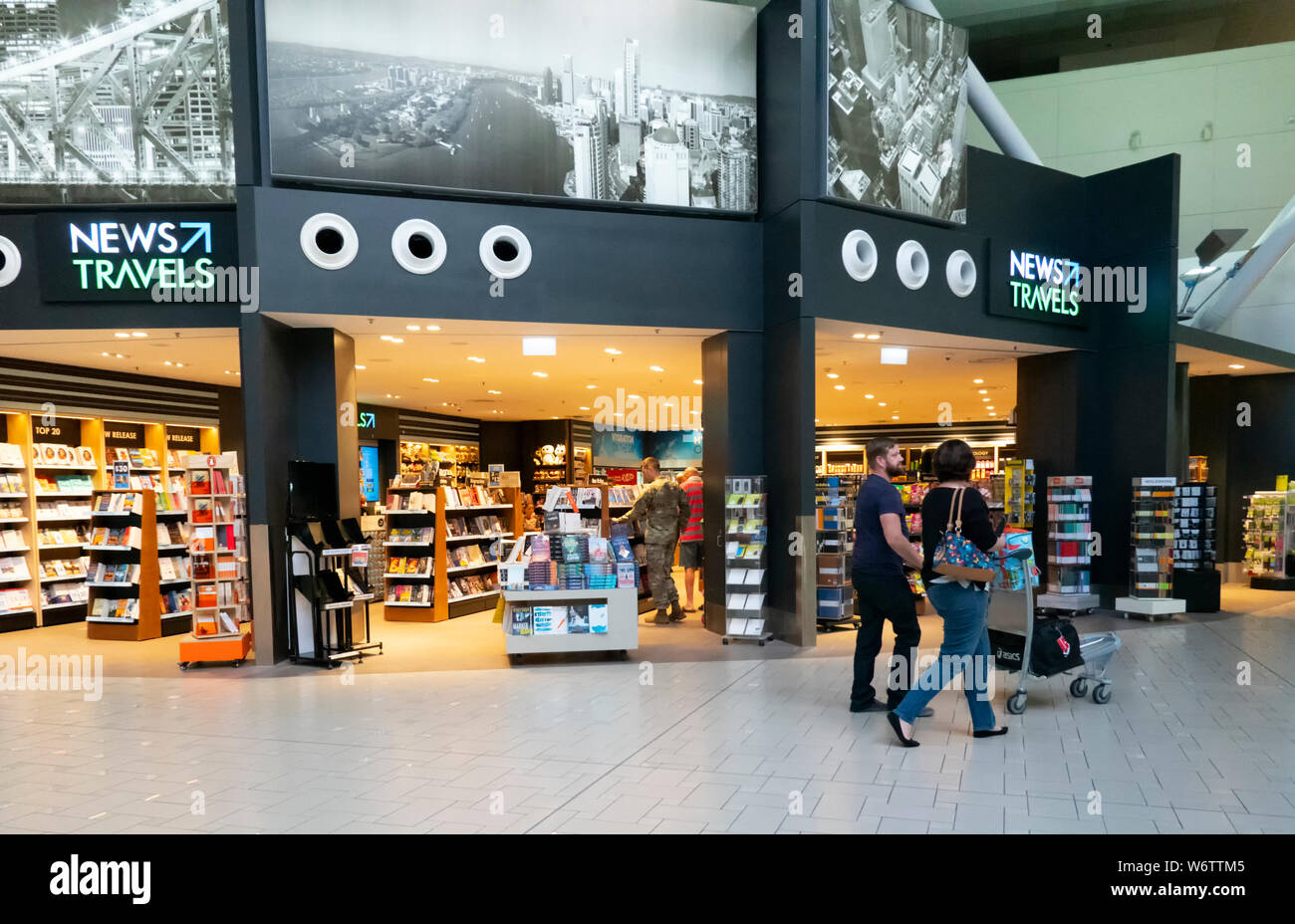 Buchhandlung und Kiosk Shop am Flughafen Brisbane, internationalen Terminal, Queensland, Queensland, Australien Stockfoto