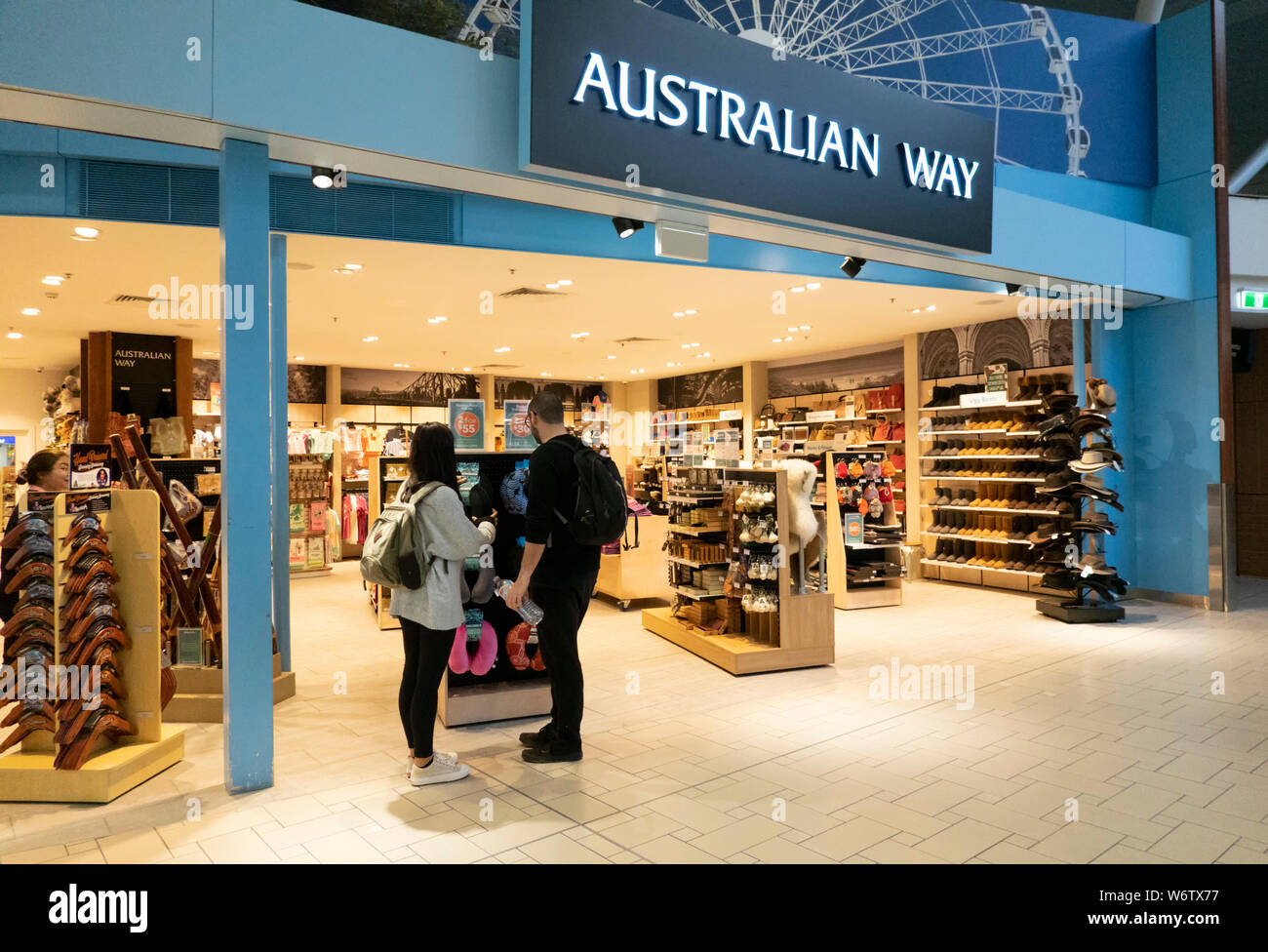 Die Reisenden einkaufen an der australischen Weise Souvenirs Shop am Flughafen Brisbane, internationalen Terminal, Queensland, Queensland, Australien Stockfoto