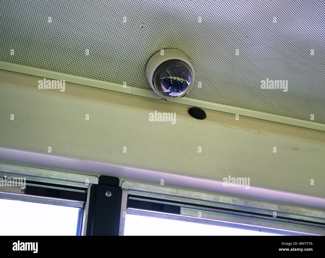Eine installierte Weitwinkel Überwachungskamera im Schulbus. Stockfoto