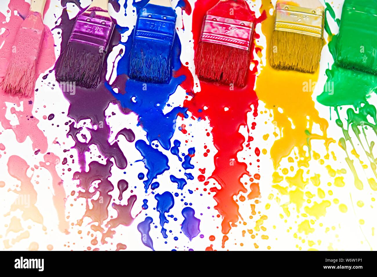 Pinsel tropfende Farbe in verschiedenen Farben Stockfoto
