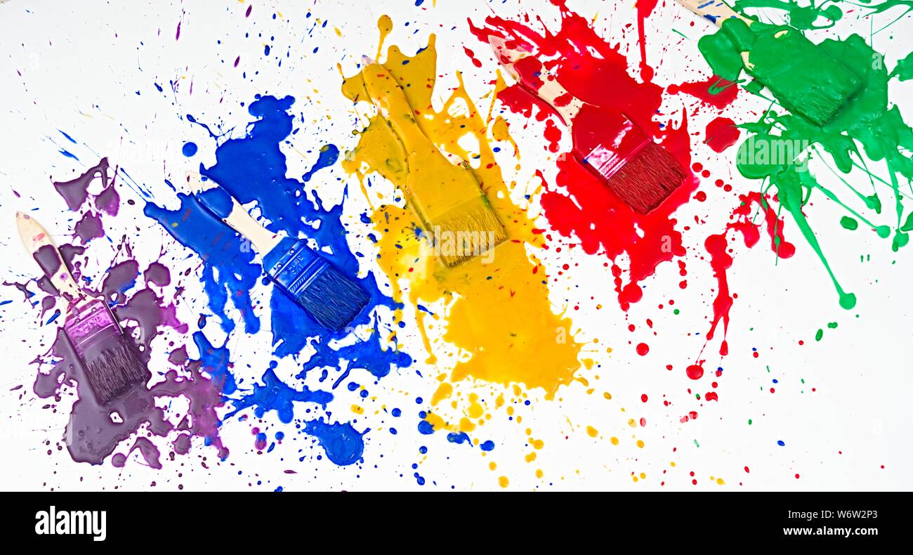 Pinsel tropfende Farbe in verschiedenen Farben Stockfoto