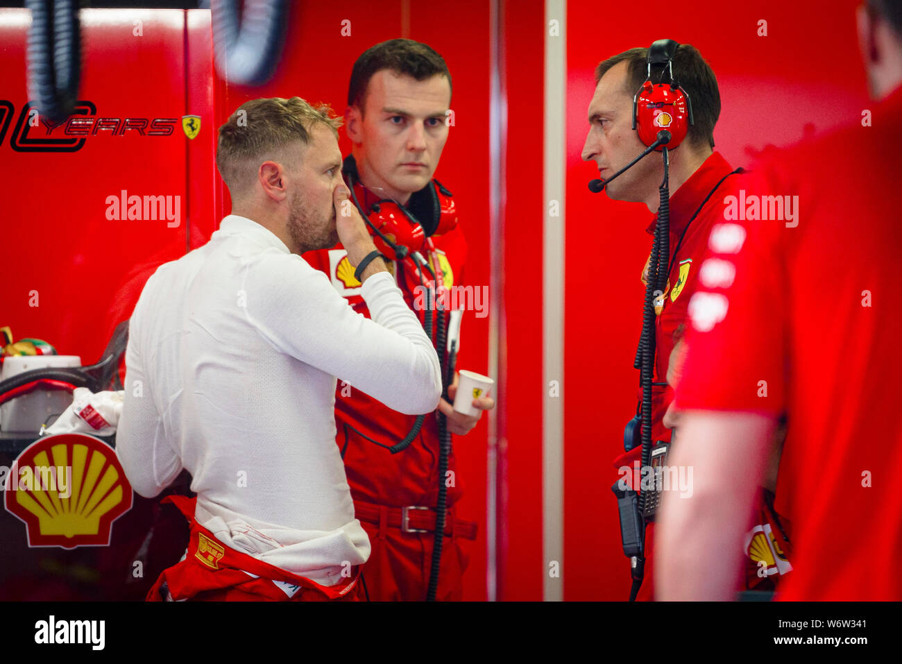 Scuderia Ferrari der Deutschen Fahrer Sebastian Vettel spricht mit der Mechanik nach dem zweiten Training der Ungarischen F1 Grand Prix. Stockfoto