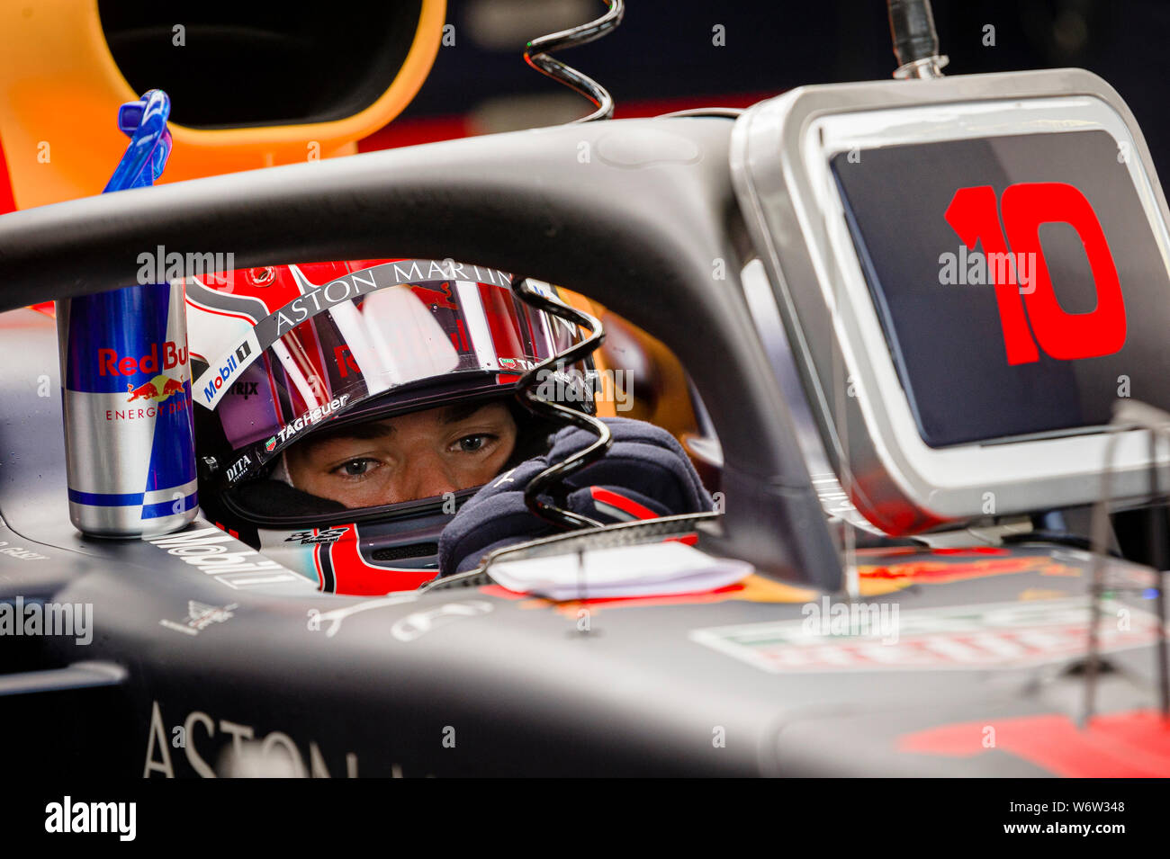 Red Bull französische Rennfahrer Pierre Gasly Sitze in seinem Auto während der zweiten Training der Ungarischen F1 Grand Prix. Stockfoto