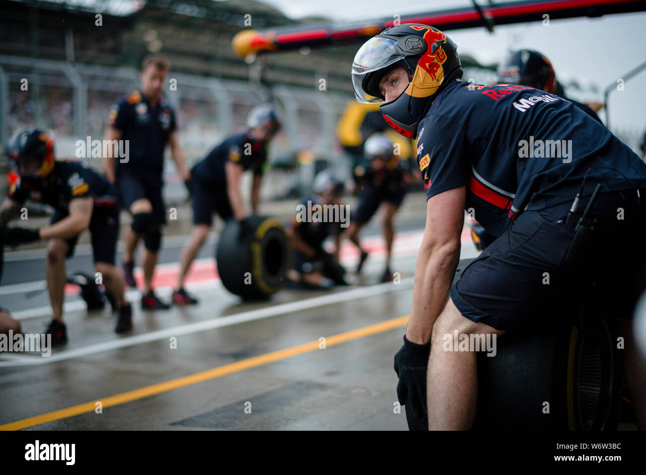 Red Bull Racing Mechanik für einen Boxenstopp Praxis während der zweiten Training der Ungarischen F1 Grand Prix bereit sind. Stockfoto