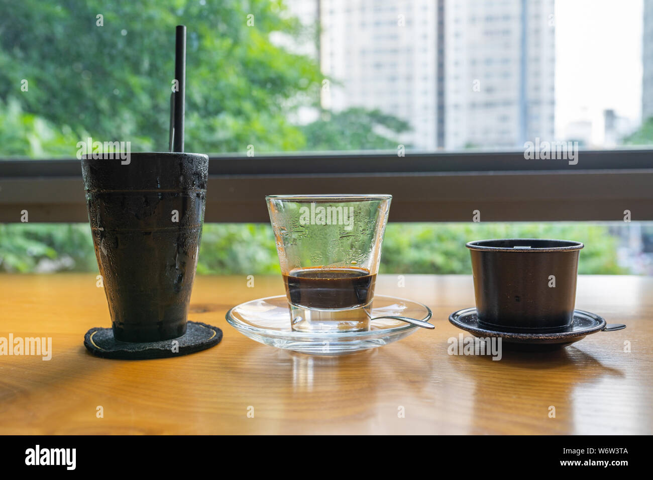 Vietnamesischen traditionellen fin Kaffee in Stadtbild und Garten Hintergrund Stockfoto