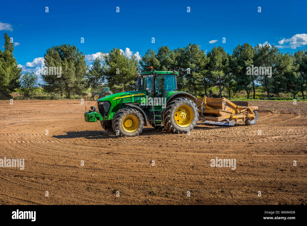 Traktoren Nivellierung im Feld. Stockfoto