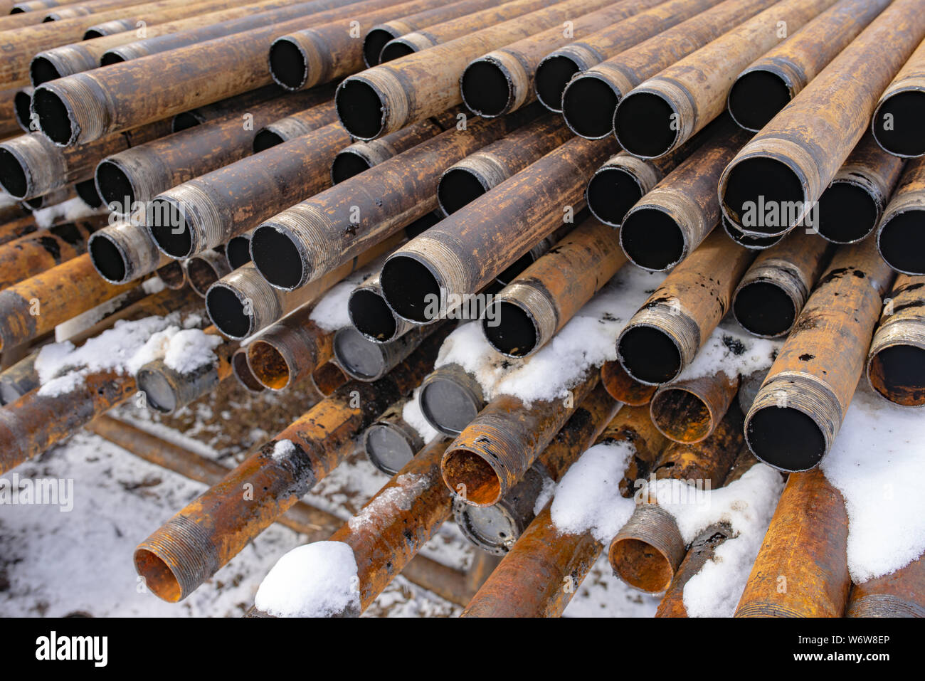 Offshore Industrie bei der Produktion von Öl und Gas Erdöl Pipeline. Downhole-daten Bohranlage. Verlegung der Rohrleitung auf dem Deck. Blick auf die Shell der Bohrgestänge festgelegt Stockfoto