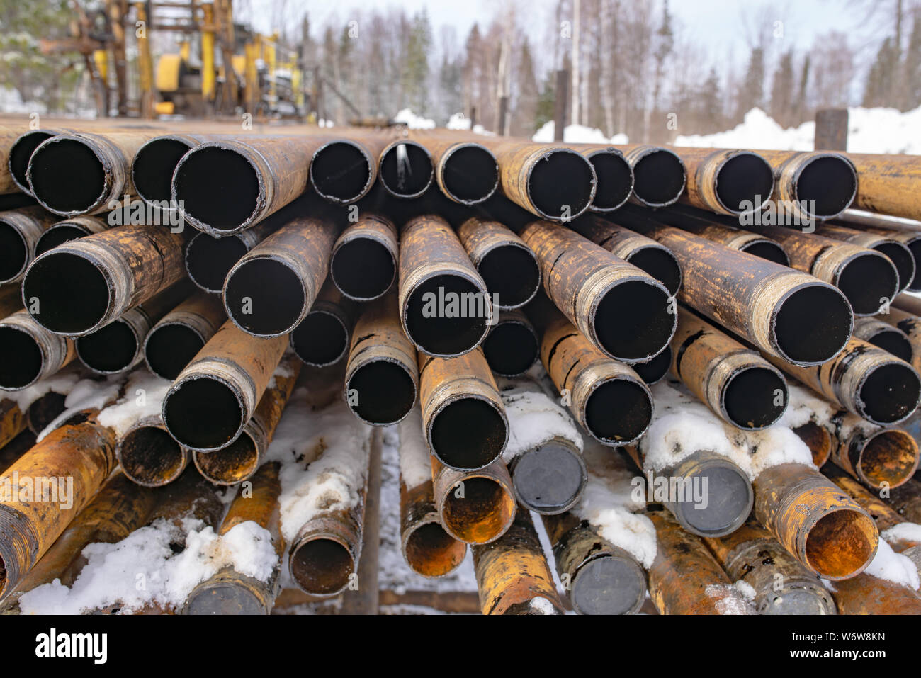 Offshore Industrie bei der Produktion von Öl und Gas Erdöl Pipeline. Downhole-daten Bohranlage. Verlegung der Rohrleitung auf dem Deck. Blick auf die Shell der Bohrgestänge festgelegt Stockfoto