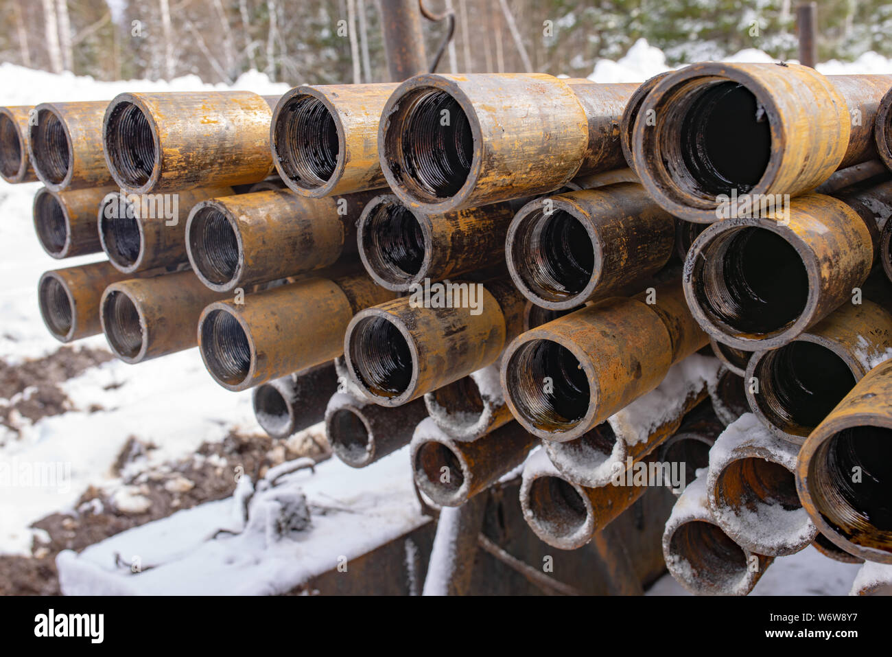 Offshore Industrie bei der Produktion von Öl und Gas Erdöl Pipeline. Downhole-daten Bohranlage. Verlegung der Rohrleitung auf dem Deck. Blick auf die Shell der Bohrgestänge festgelegt Stockfoto