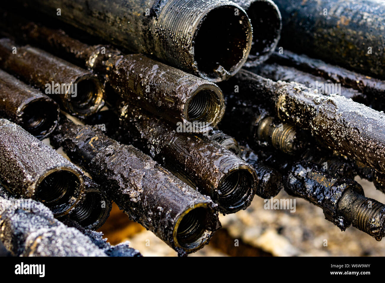 Öl des Bohrgestänges. Rusty Bohrgestänge wurden in den gut Abschnitt gebohrt. Downhole-daten Bohranlage. Verlegung der Rohrleitung auf dem Deck. Blick auf die Shell von Drill pip Stockfoto