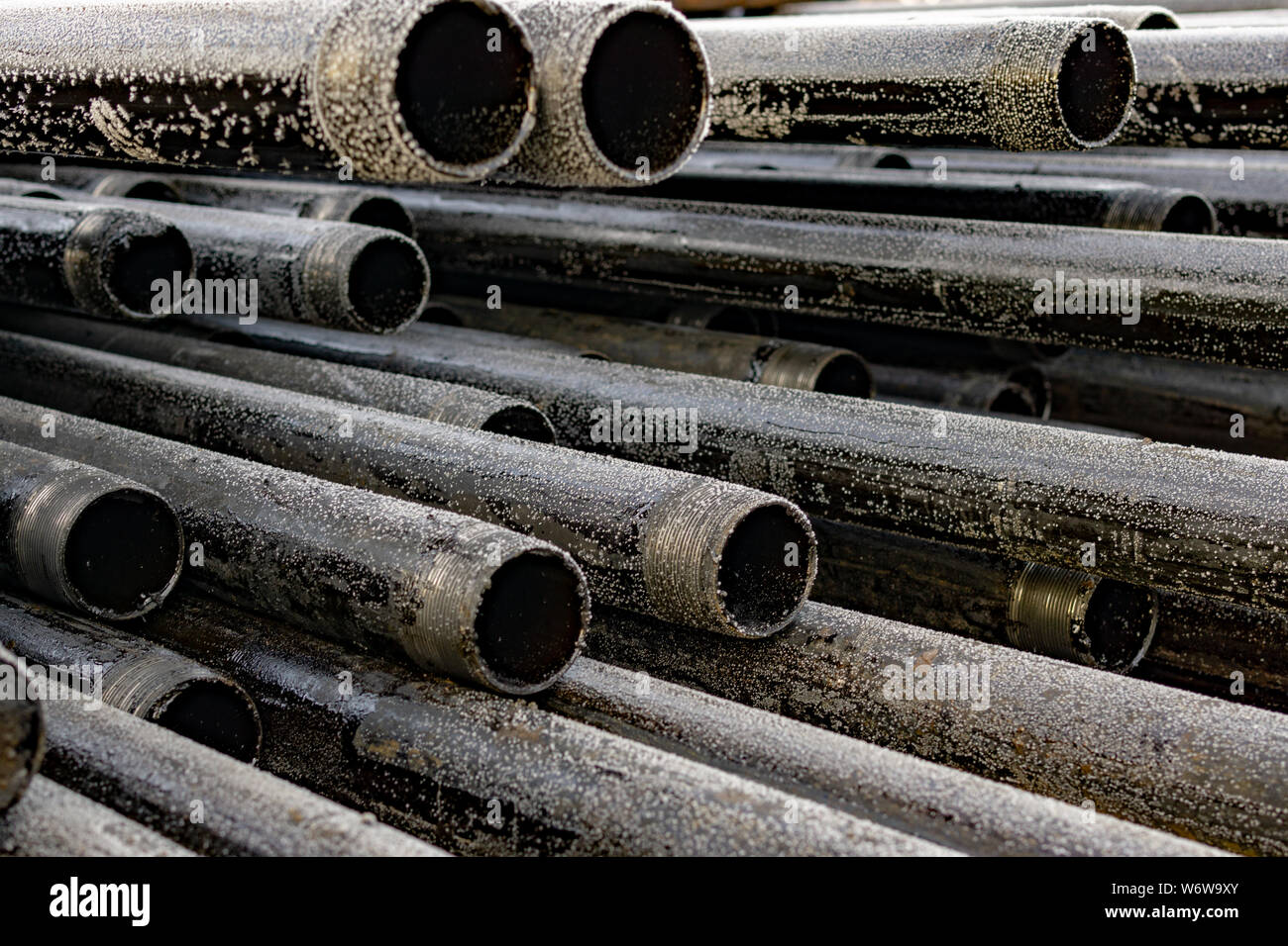 Öl des Bohrgestänges. Rusty Bohrgestänge wurden in den gut Abschnitt gebohrt. Downhole-daten Bohranlage. Verlegung der Rohrleitung auf dem Deck. Blick auf die Shell von Drill pip Stockfoto