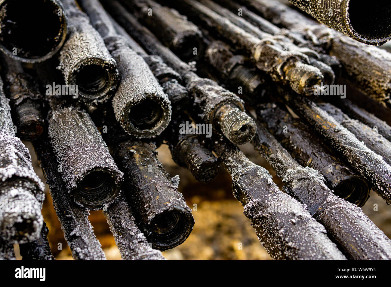 Öl des Bohrgestänges. Rusty Bohrgestänge wurden in den gut Abschnitt gebohrt. Downhole-daten Bohranlage. Verlegung der Rohrleitung auf dem Deck. Blick auf die Shell von Drill pip Stockfoto