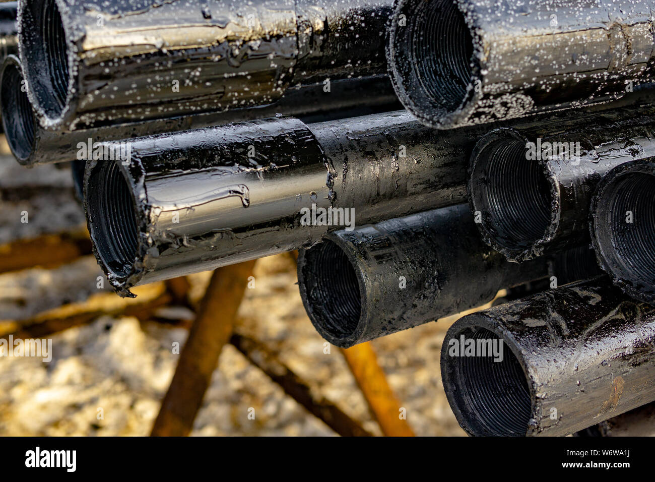 Öl des Bohrgestänges. Rusty Bohrgestänge wurden in den gut Abschnitt gebohrt. Downhole-daten Bohranlage. Verlegung der Rohrleitung auf dem Deck. Blick auf die Shell von Drill pip Stockfoto
