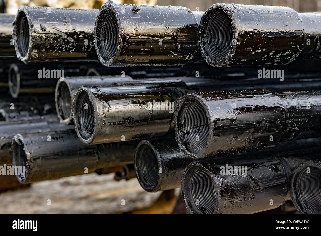 Öl des Bohrgestänges. Rusty Bohrgestänge wurden in den gut Abschnitt gebohrt. Downhole-daten Bohranlage. Verlegung der Rohrleitung auf dem Deck. Blick auf die Shell von Drill pip Stockfoto