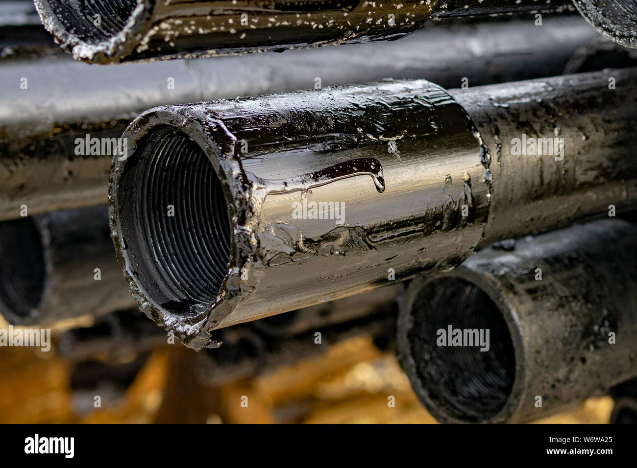 Öl des Bohrgestänges. Rusty Bohrgestänge wurden in den gut Abschnitt gebohrt. Downhole-daten Bohranlage. Verlegung der Rohrleitung auf dem Deck. Blick auf die Shell von Drill pip Stockfoto