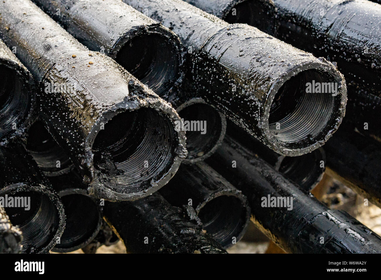 Öl des Bohrgestänges. Rusty Bohrgestänge wurden in den gut Abschnitt gebohrt. Downhole-daten Bohranlage. Verlegung der Rohrleitung auf dem Deck. Blick auf die Shell von Drill pip Stockfoto