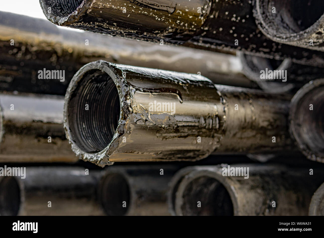 Öl des Bohrgestänges. Rusty Bohrgestänge wurden in den gut Abschnitt gebohrt. Downhole-daten Bohranlage. Verlegung der Rohrleitung auf dem Deck. Blick auf die Shell von Drill pip Stockfoto