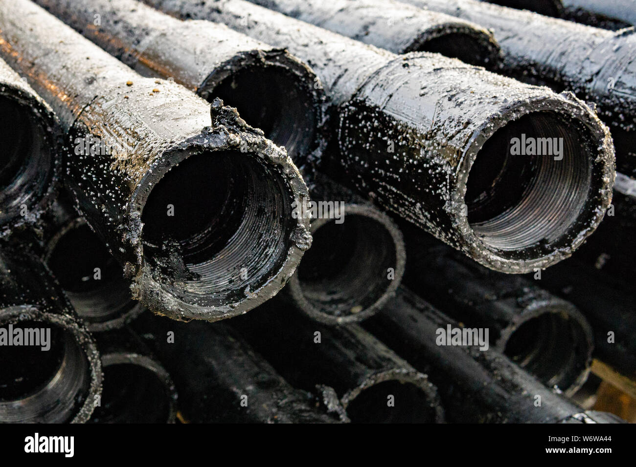Öl des Bohrgestänges. Rusty Bohrgestänge wurden in den gut Abschnitt gebohrt. Downhole-daten Bohranlage. Verlegung der Rohrleitung auf dem Deck. Blick auf die Shell von Drill pip Stockfoto