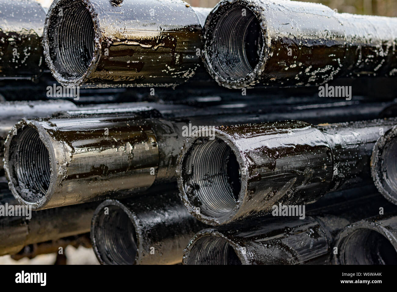 Öl des Bohrgestänges. Rusty Bohrgestänge wurden in den gut Abschnitt gebohrt. Downhole-daten Bohranlage. Verlegung der Rohrleitung auf dem Deck. Blick auf die Shell von Drill pip Stockfoto