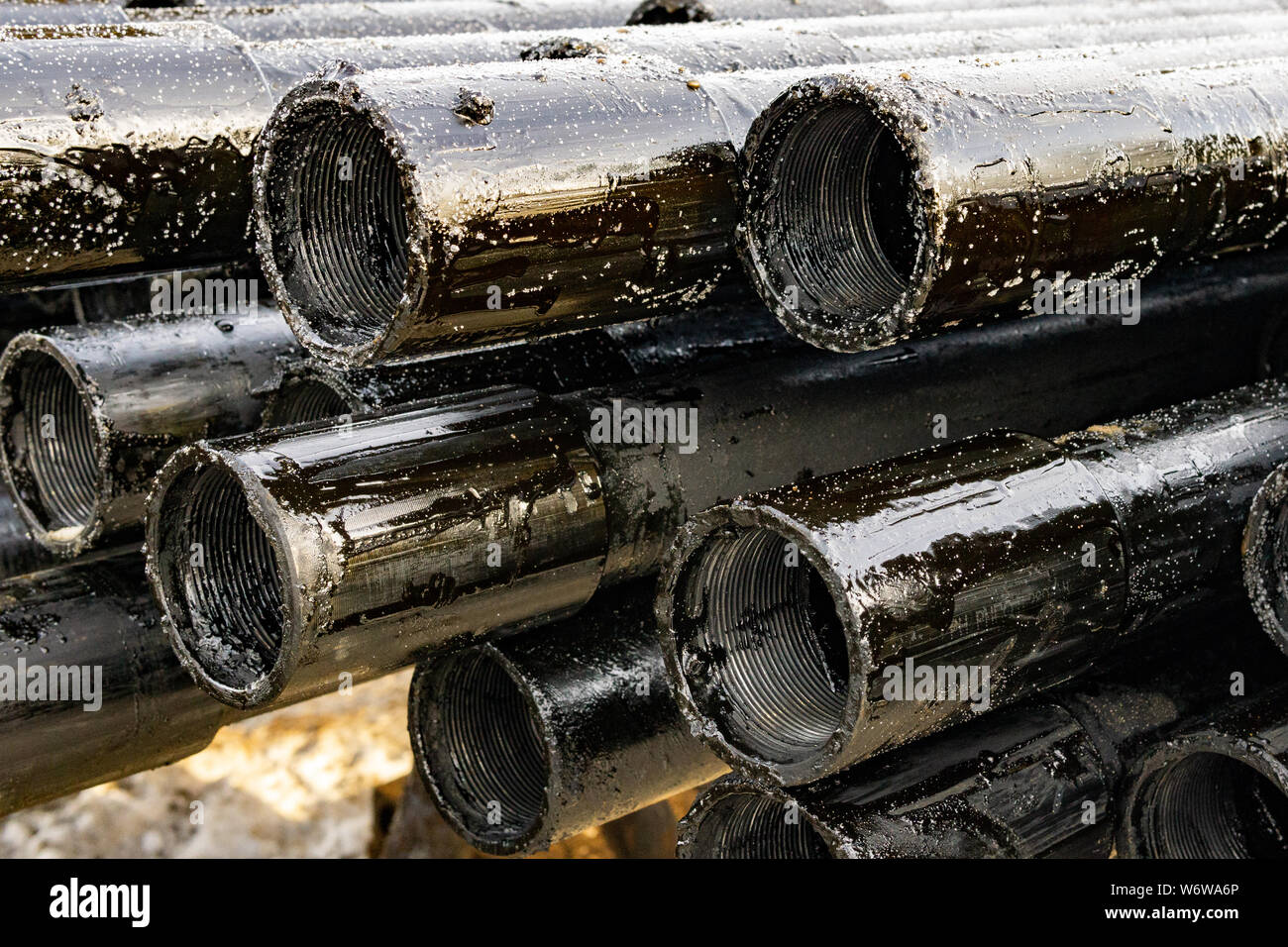 Öl des Bohrgestänges. Rusty Bohrgestänge wurden in den gut Abschnitt gebohrt. Downhole-daten Bohranlage. Verlegung der Rohrleitung auf dem Deck. Blick auf die Shell von Drill pip Stockfoto