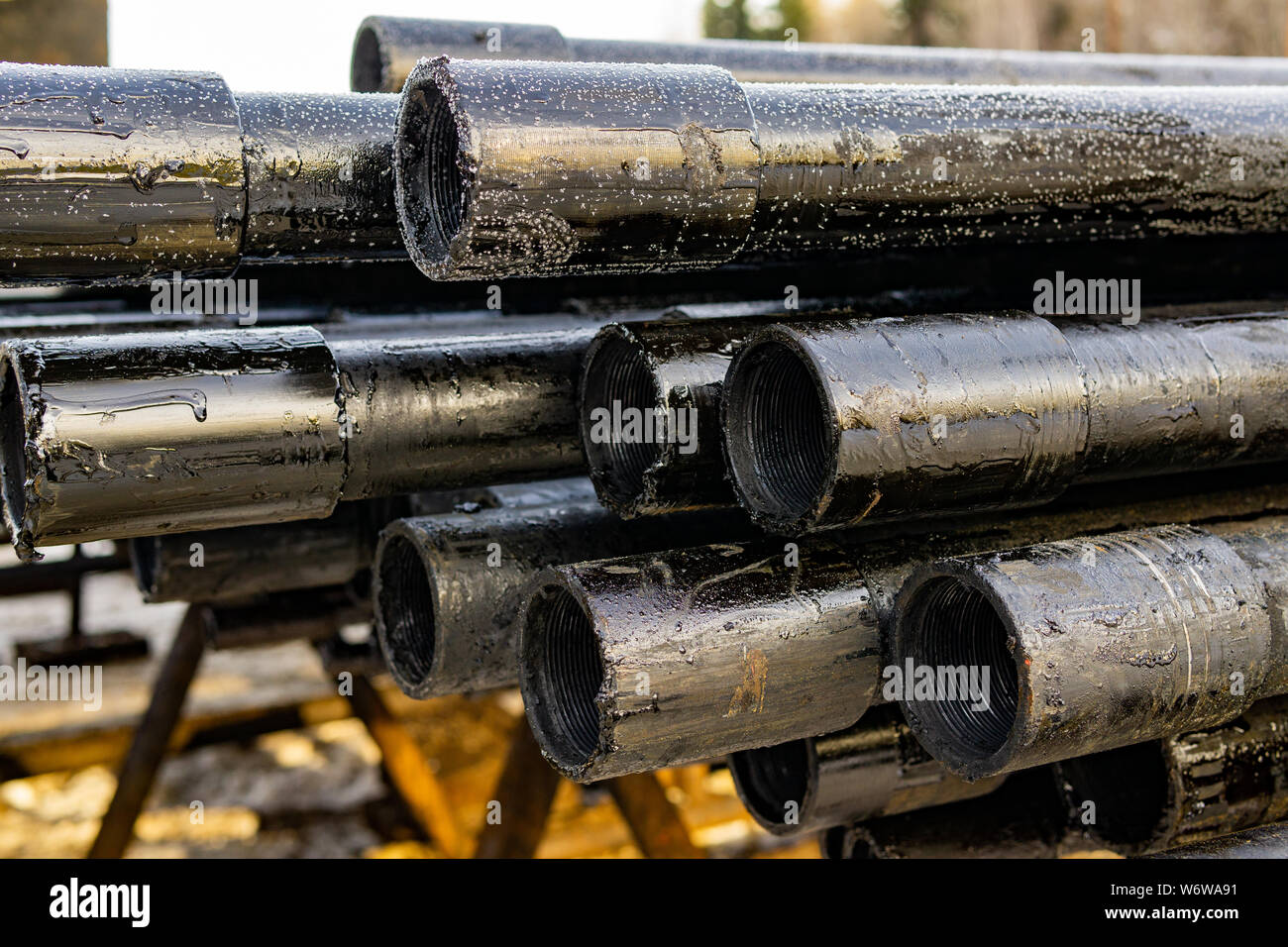 Öl des Bohrgestänges. Rusty Bohrgestänge wurden in den gut Abschnitt gebohrt. Downhole-daten Bohranlage. Verlegung der Rohrleitung auf dem Deck. Blick auf die Shell von Drill pip Stockfoto