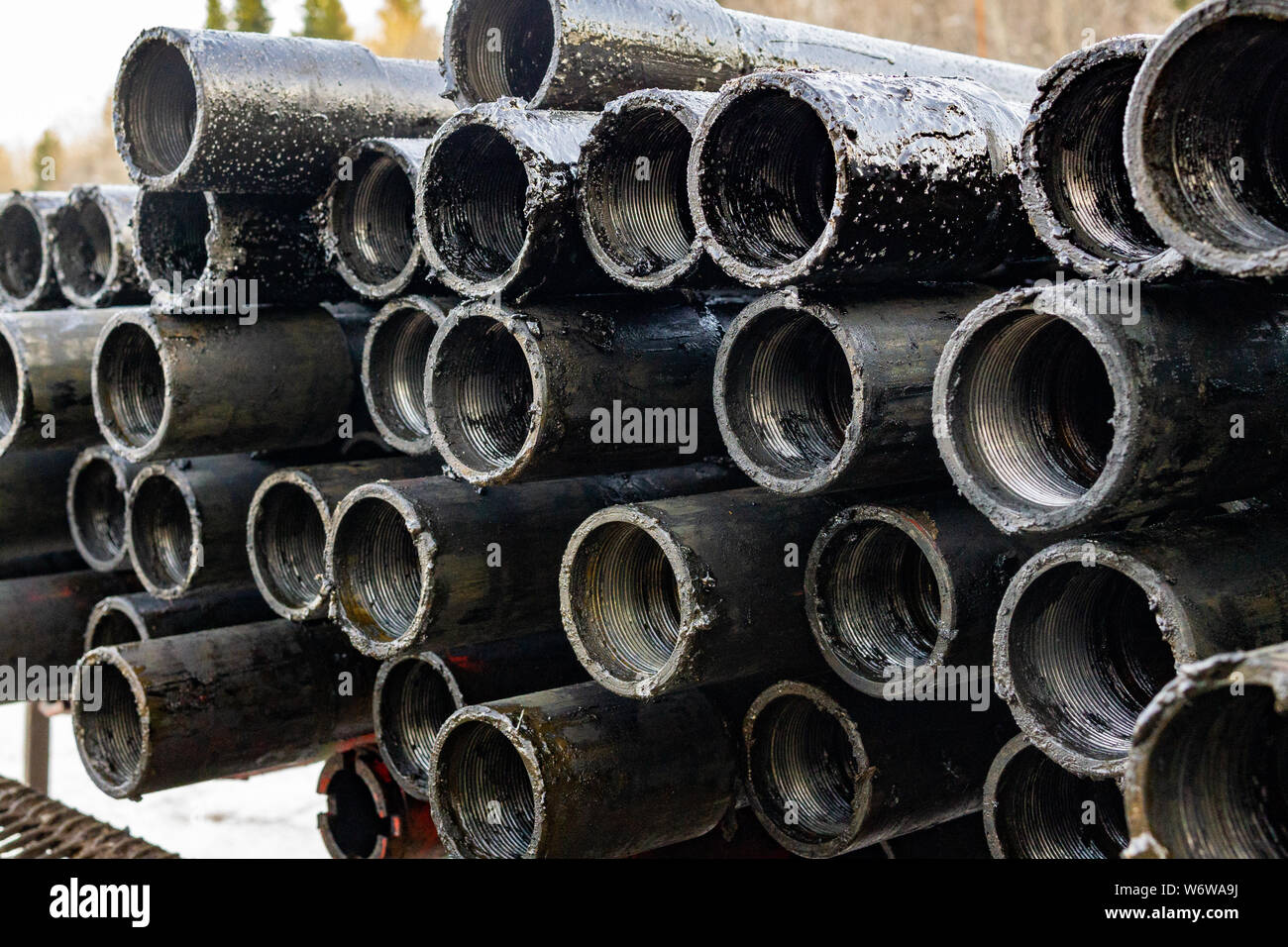 Öl des Bohrgestänges. Rusty Bohrgestänge wurden in den gut Abschnitt gebohrt. Downhole-daten Bohranlage. Verlegung der Rohrleitung auf dem Deck. Blick auf die Shell von Drill pip Stockfoto