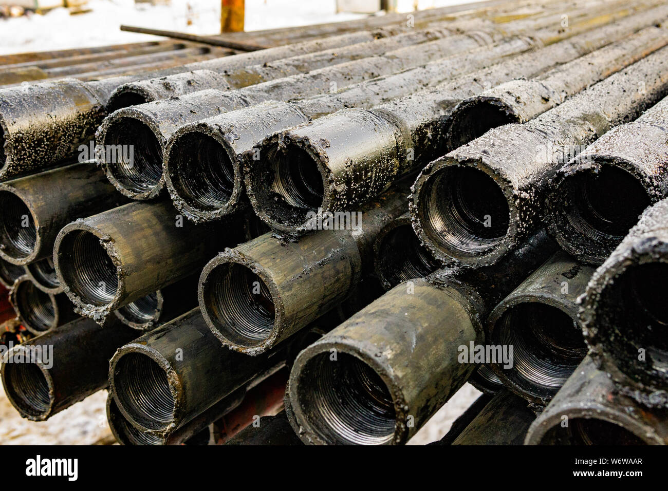 Öl des Bohrgestänges. Rusty Bohrgestänge wurden in den gut Abschnitt gebohrt. Downhole-daten Bohranlage. Verlegung der Rohrleitung auf dem Deck. Blick auf die Shell von Drill pip Stockfoto