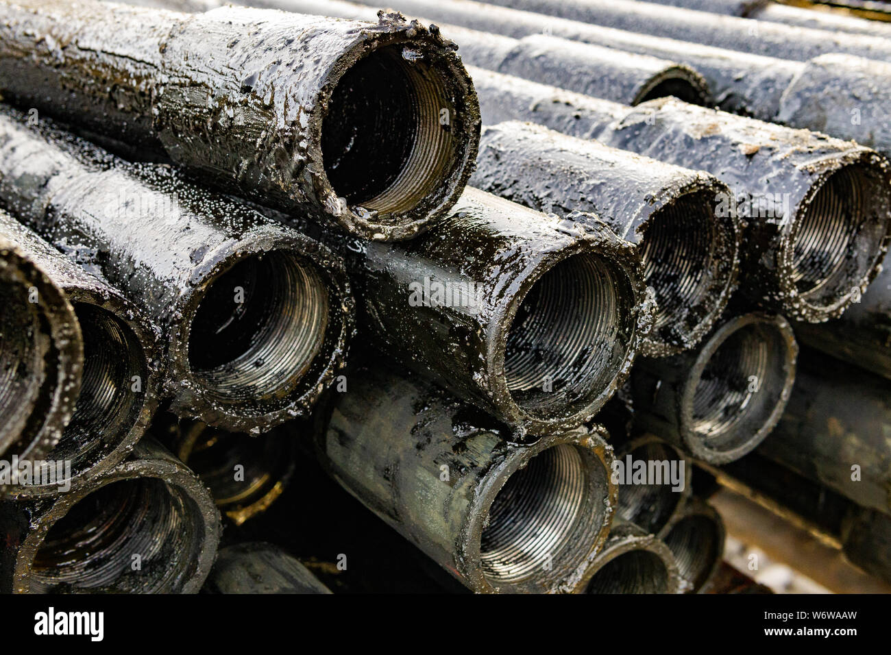 Öl des Bohrgestänges. Rusty Bohrgestänge wurden in den gut Abschnitt gebohrt. Downhole-daten Bohranlage. Verlegung der Rohrleitung auf dem Deck. Blick auf die Shell von Drill pip Stockfoto