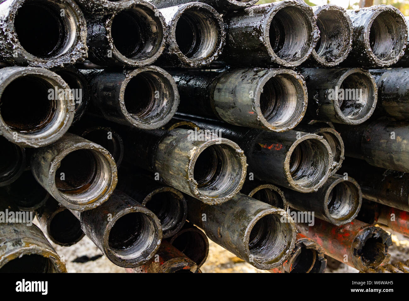 Öl des Bohrgestänges. Rusty Bohrgestänge wurden in den gut Abschnitt gebohrt. Downhole-daten Bohranlage. Verlegung der Rohrleitung auf dem Deck. Blick auf die Shell von Drill pip Stockfoto