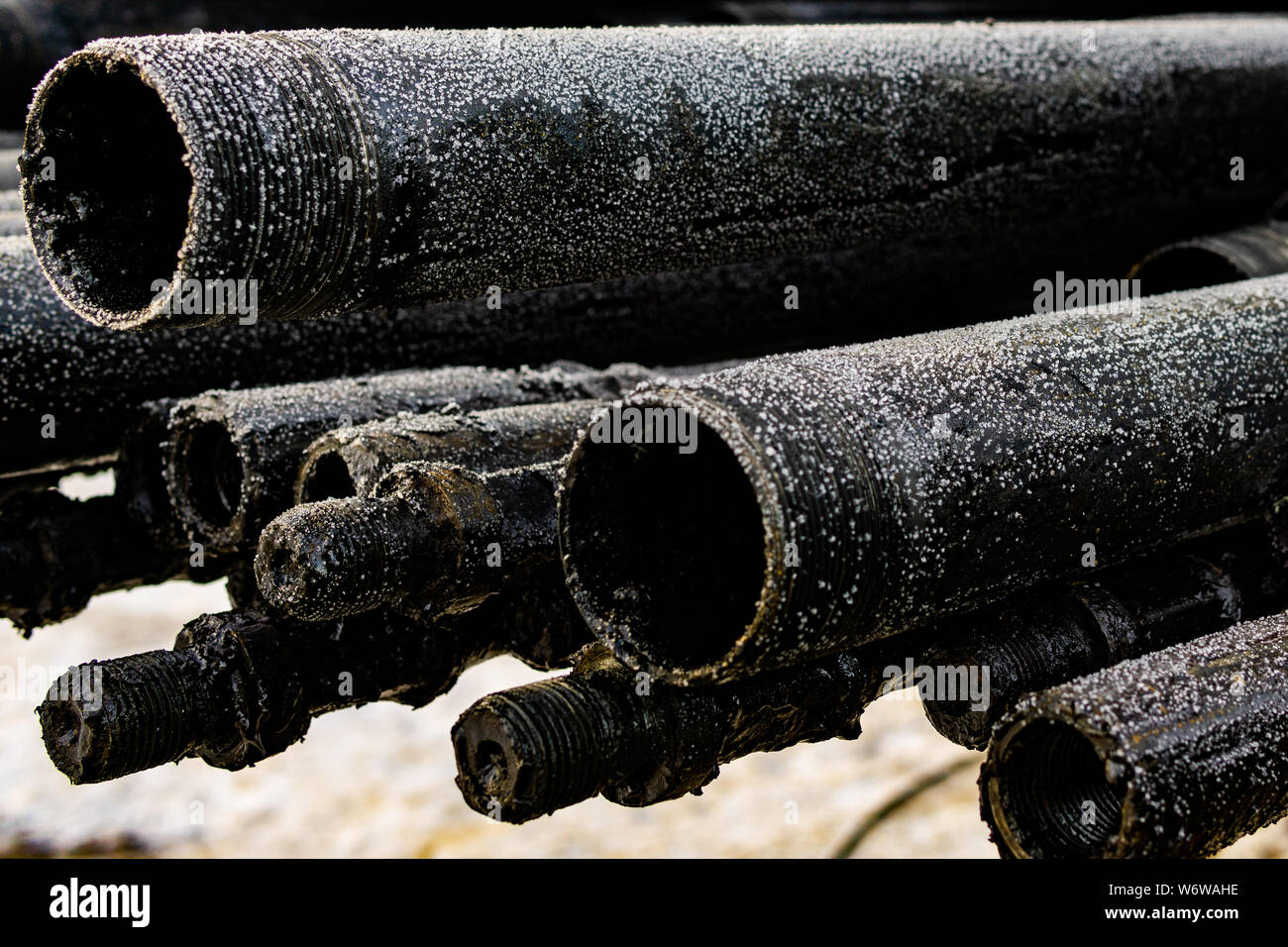 Öl des Bohrgestänges. Rusty Bohrgestänge wurden in den gut Abschnitt gebohrt. Downhole-daten Bohranlage. Verlegung der Rohrleitung auf dem Deck. Blick auf die Shell von Drill pip Stockfoto