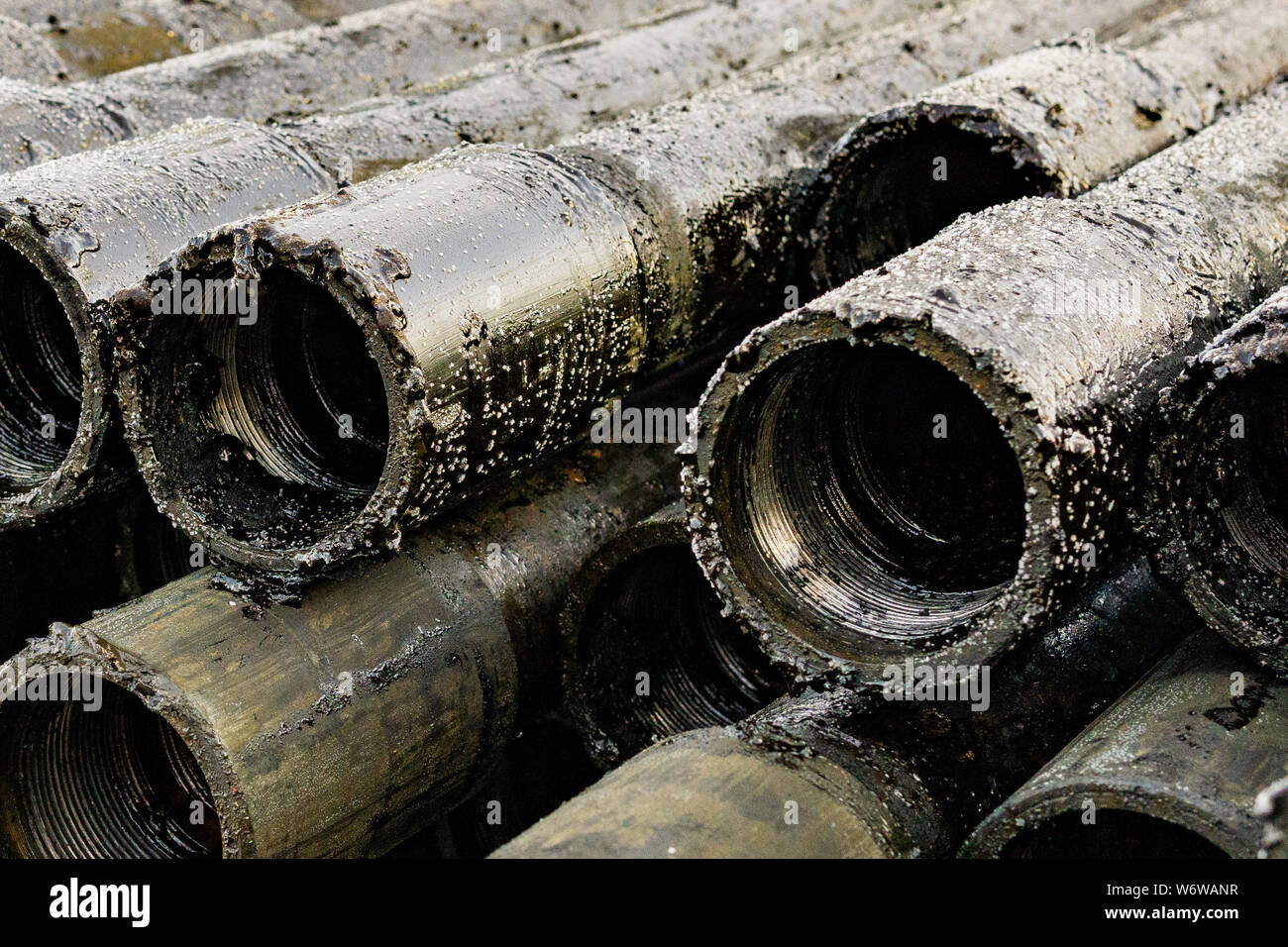 Öl des Bohrgestänges. Rusty Bohrgestänge wurden in den gut Abschnitt gebohrt. Downhole-daten Bohranlage. Verlegung der Rohrleitung auf dem Deck. Blick auf die Shell von Drill pip Stockfoto