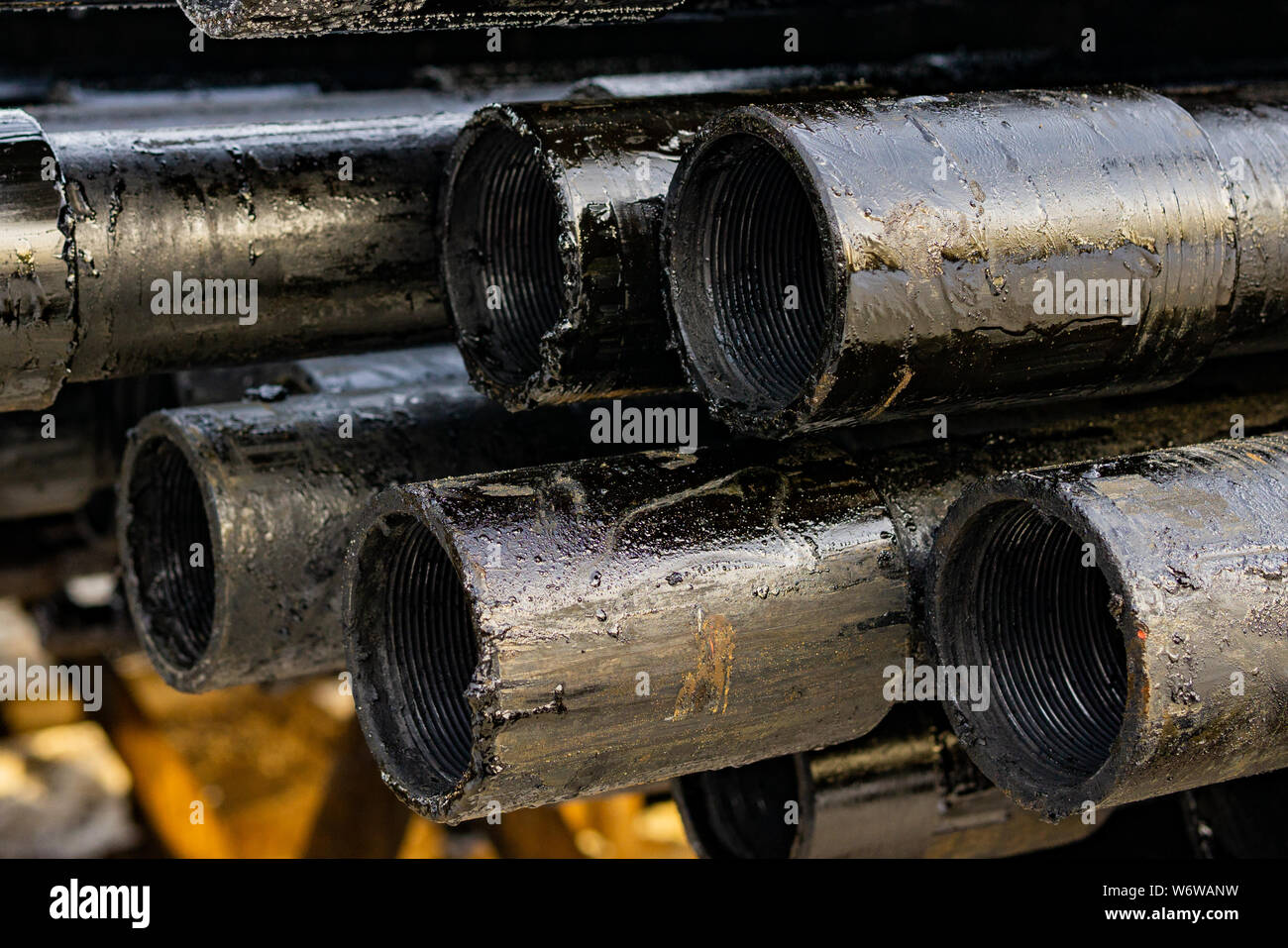 Öl des Bohrgestänges. Rusty Bohrgestänge wurden in den gut Abschnitt gebohrt. Downhole-daten Bohranlage. Verlegung der Rohrleitung auf dem Deck. Blick auf die Shell von Drill pip Stockfoto