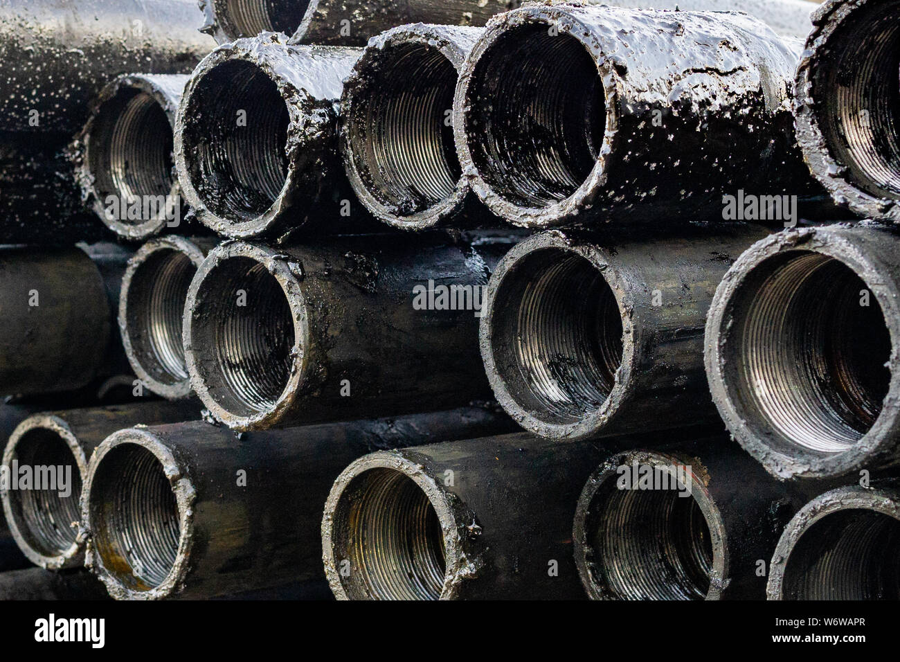 Öl des Bohrgestänges. Rusty Bohrgestänge wurden in den gut Abschnitt gebohrt. Downhole-daten Bohranlage. Verlegung der Rohrleitung auf dem Deck. Blick auf die Shell von Drill pip Stockfoto